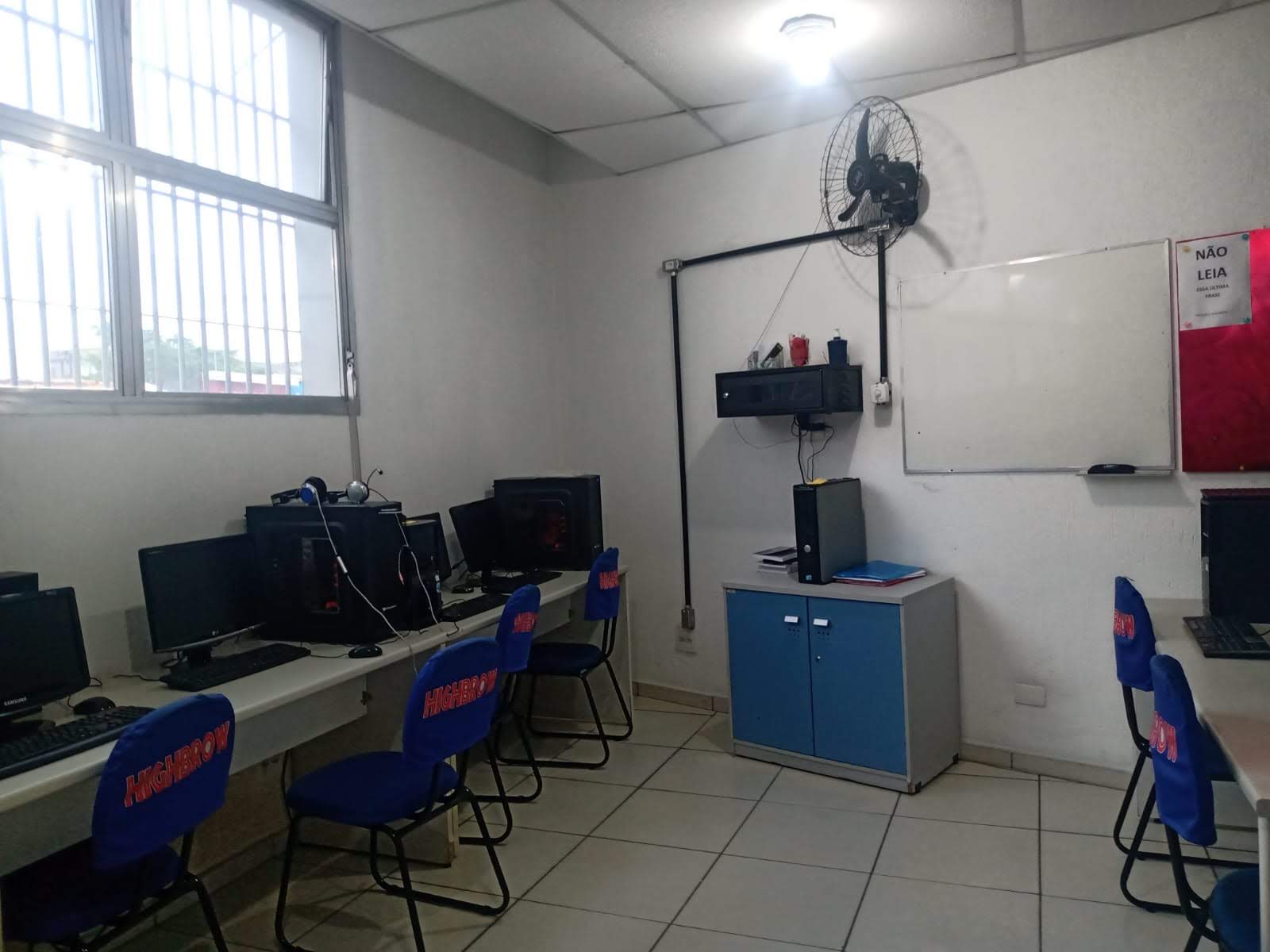 Laboratório de Informática Highbrow - Computadores atualizados